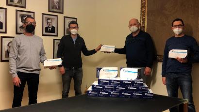 Bild: ws
Mit 500 Schnelltests unterstützt die Tuchfabrik Mehler die SG Tirschenreuth. Im Bild (von links): FC-Vorsitzender Harald Siegert, Maximilian Mehler, FC-Hauptkassier Karl Schwägerl und FC-Jugendleiter Marco Schwägerl.
