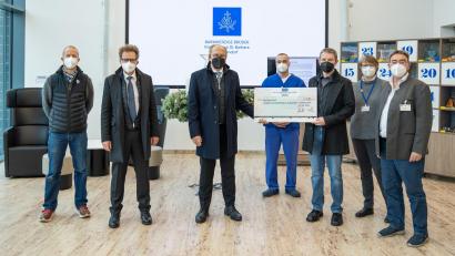 Bild: Michael Vogl/exb
Die beiden Spender Heiner Duscher und Maximilian Baumgärtner (Zweiter und Dritter von links) wurden bei der Spendenübergabe von den Fördervereins-Vertretern Andreas Betzlbacher (links), Wolfgang Wack (Mitte), Andreas Wopperer (Dritter von rechts), Gabi Leichtl (Zweite von rechts) und dem stellvertretenden Krankenhaus-Geschäftsführer Michael Enzmann umrahmt.