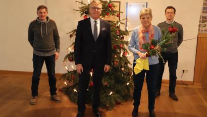 Bild: Stadt Tirschenreuth/exb
Nach acht Jahren als Leiterin der Stadtbücherei ist Cornelia Kolzenburg in den Ruhestand verabschiedet worden. Für ihre Mitarbeit dankten Personalratsvorsitzender Karl Bayreuther und Bürgermeister Franz Stahl (von links) sowie der Leiter der Hauptverwaltung, Markus Bergauer (rechts).