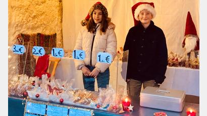 Bild: Daniela Mois/exb
Das Adventsstandl der Geschwister Hannes und Melina Mois und ihrer Freundin Marie Käß.