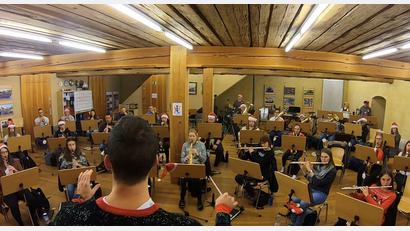 Bild: sgl
Fast 40 Musiker des Jugendblasorchester Vilseck haben weihnachtliche Stücke für das "Wohnzimmerkonzert" eingespielt. Der Stream wurde bisher über 800 Mal aufgerufen.