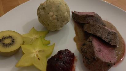 Bild:  Michael Schiffer
Zartrosa ist das Hirschrückenfilet. Dazu gibt es eine Portwein-Pflaumensauce und Steinpilzknödel.
