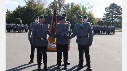 Bild: Andreas Zeitler/Bundeswehr
Der Kommandeur der 10.Panzerdivision, Generalmajor Ruprecht von Butler, übergibt am Freitag das Kommando über die Panzerbrigade 12 "Oberpfalz" von Brigadegeneral Björn Schulz an Oberst Andreas Kühne.