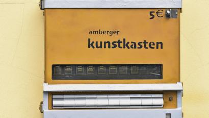 Bild: Stephan Huber
Der Kunstkasten in der Schiffgasse: Nach nur wenigen Tagen in Betrieb musste Achim Hüttner schon wieder nachfüllen, dabei hatte der Automat eine ganze Woche gar nicht funktioniert.