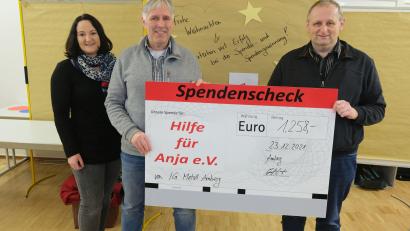Bild: usc
Schon zum zweiten Mal in diesem Jahr konnte die IGM-Verwaltungsstelle Amberg eine Spende an Michael Sporrer (rechts), den Vorsitzenden des Vereins „Hilfe für Anja“, übergeben. Dieses Mal 1258 Euro. Links Fachsekretärin Sabrina Feige, in der Mitte Erster Bevollmächtigter Horst Ott.