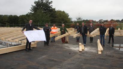 Archivbild: wro
Bereits im Herbst 2020 fand das Richtfest (bei dem unser Bild entstand) zur Sanierung des Schulsportzentrums Wiesau statt. In seiner Ansprache zum Jahreswechsel hoffte Bürgermeister Toni Dutz (Vierter von links) nun auf einen baldigen Abschluss der restlichen Arbeiten.