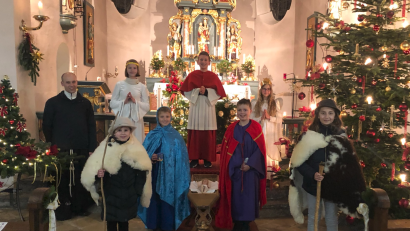 Bild: Linda Schmauß/exb
Die Christmette in Wilchenreuth. Kinder spielten die Geschehnisse um die Geburt Christi nach.