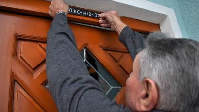 Archivbild: rgr
Bei der Sternsingeraktion 2022 werden die Könige zwar in Grafenwöhr unterwegs sein, um den Segensaufkleber in die Briefkästen zu werfen. Diesen kann man dann selbst an die Tür anbringen.