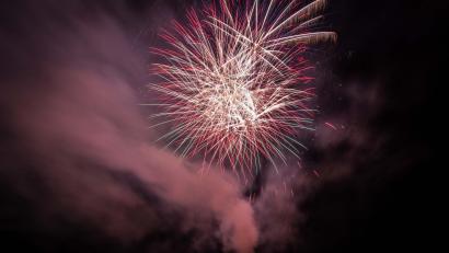 Symbolbild: dtr
Entschädigung für den anstehenden Jahreswechsel mit Böllerverbot: Die „Faszination Auenpark“ lockt am letzten Samstag im Mai 2022 mit einem farbenfrohen Brillant-Feuerwerk.