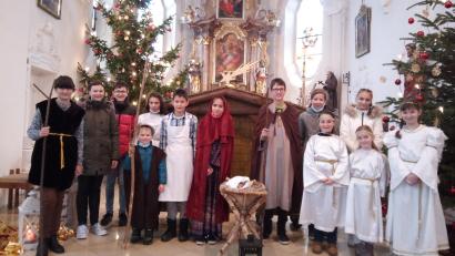 Bild: Katja Gieler/exb
Der Pfarrgemeinderat der Pfarrei St. Erhard übte mit 13 Buben und Mädchen ein eindrucksvolles Krippenspiel ein.