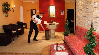 Archivbild: Gerhard Götz
Juniorchef Thomas Auerbach vom Hotel und Gasthof "Wolfringmühle" versucht, das Beste aus der Situation zu machen. An Silvester gibt es für seine Gäste ein Sechs-Gänge-Menü.