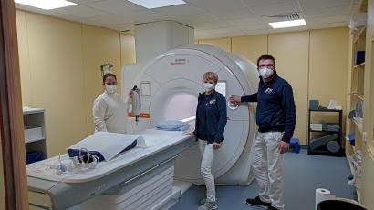 Bild: shl
Vom Gerät begeistert sind (von links) Dr. Silvia Heining-Kruz, MRT-Leiterin Luisa Bogner und Dr. Timm Braun. Mit dem neuen Kernspintomographen (MRT) verkürzt sich auch die Untersuchungsdauer für die Patienten.