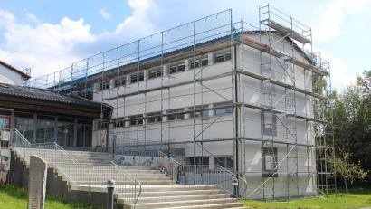 Archivbild: soj
Das Bild von der eingerüsteten Schule in Ebnath gehört der Vergangenheit an. Das Dach wurde komplett saniert.