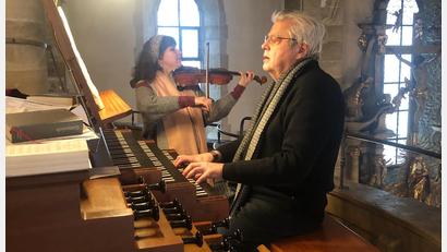 Bild: jzk
„Musik zur Weihnacht“ spielten Vlada Lehner (Geige) und Josef Zaglmann (Orgel) beim Weihnachtsgottesdienst in der Stadtpfarrkirche Kemnath.