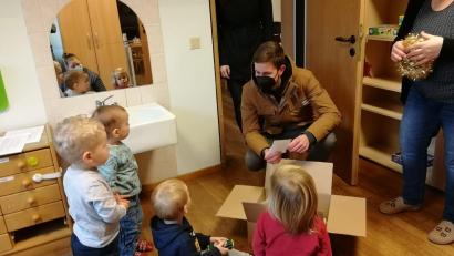 Bild: cro
Pia Schmidt und Pius Stahl vom Organisationsteam „Wir warten aufs Christkind“ freuen sich mit der Kindergartenleiterin Christine Schwepesch über die strahlenden Augen der Kindergartenkinder.
