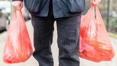 Bild: Sebastian Gollnow/dpa
Ab dem 1. Januar dürfen an Ladenkassen keine Einkaufstüten aus Plastik mehr angeboten werden. Es geht um die sogenannten leichten Kunststofftragetaschen.