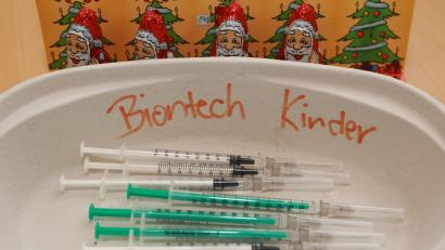 Symbolbild: Matthias Bein/dpa
Aufgezogene Spritzen mit dem Kinder-Impfstoff von Biontech.