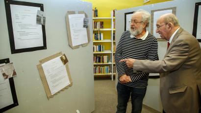 Bild: Hösamer
Die Autoren Franz Sichler (rechts) und Alfred Wolfsteiner nehmen die Ausstellung unter die Lupe, die in der Stadtbibliothek zu sehen ist. Sie gründet auf der Zusammenstellung von Persönlichkeiten, die sich um die Kreisstadt verdient gemacht haben.