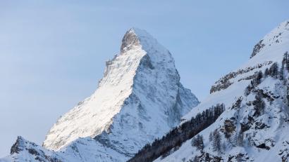 Archivbild: Dominic Steinmann/KEYSTONE/dpa
Das Matterhorn steht nur scheinbar starr und unbeweglich in der Schweizer Landschaft.
