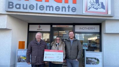 Bild: Anette Meier/exb
Herbert Putzer freut sich über die Spende von Bauelemente Meier, die Annalena Zenger und Christoph Meier (von links) überreichen.