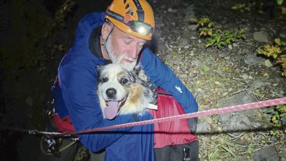 Archivbild: Bergwacht Fuchsmühl/exb
Am 10. Oktober war der Mischlingshund „Henry“ im Steinbruch bei Pechbrunn 15 Meter abgestürzt. Die Bergwacht Fuchsmühl wurde alarmiert. Martin Wührl (Bild) holte den Vierbeiner unverletzt nach oben.