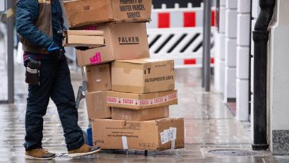 Symbolbild: Sven Hoppe/dpa
Wohin mit dem Päckchen? Eine Abstellgenehmigung für die Garage hat Tücken, wie der Fall einer Weidenerin zeigt. Der Paketdienst entzieht sich der Haftung bei Verlust.