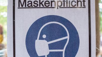 Symbolbild: Kay Nietfeld/dpa
Ein Plakat mit der Aufschrift «Maskenpflicht». Eine Leserin will wissen, warum an einer Tankstelle im Landkreis Amberg-Sulzbach Mitarbeiter ohne Maske kassieren.