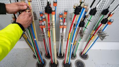 Symbolbild: Armin Weigel/dpa
Die Glasfaser-Technik kommt für die Breitbandversorgung im Raum Fensterbach zum Einsatz.