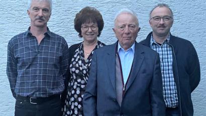 Bild: bk
"Immer positiv denken", nennt der vitale 90iger Otto Ziegler als Rezept für seine gute Allgemeinverfassung. Mit im Bild (von links) seine Kinder Otto, Gerlinde und Leonhard.