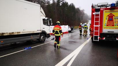 Bild: td
Am "Alexanderplatz" bei Maxhütte-Haidhof ereignete sich Donnerstagfrüh ein tödlicher Verkehrsunfall. Beteiligt daran waren dieser Lastwagen, der auf der Vorfahrtsstraße unterwegs war, und ein Kleinwagen (im Hintergrund). Dessen Fahrerin verstarb noch an der Unfallstelle.