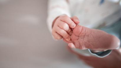 Bild: Fabian Strauch
Ein Baby greift mit den Fingern nach seinem Fuß. Foto: Fabian Strauch/dpa/Symbolbild