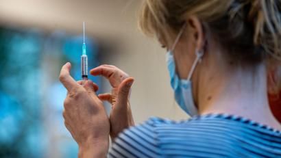 Bild: Kurt Desplenter / dpa
In den Impfzentren und Arztpraxen in Weiden und im Landkreis Neustadt/WN wird nach wie vor allem der Impfstoff von Moderna verabreicht, da das Vakzin von Biontech/Pfizer für Jüngere vorgesehen und obendrein knapp ist.