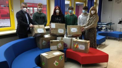 Bild: wel
Rektorin Irene Träxler (rechts), Koordinatorin Christine Schießl (Mitte) und Bürgermeister Martin Birner (links) freuen sich über die Aktion der SMV, bei der warme Kleidung und FFP-2-Masken für Obdachlose gesammelt wurden.