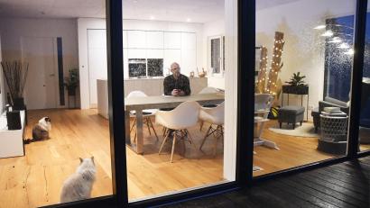 Bild: Gabi Schönberger
Die beiden Katzen gibt es wirklich, sie sind nicht virtuell. Im Schirmitzer Smart Home scheinen sie sich wohl zu fühlen. Die Bewegungsmelder im Raum sind so eingestellt, dass sie nachts das Licht nicht einschalten, wenn die Vierbeiner umherschleichen.