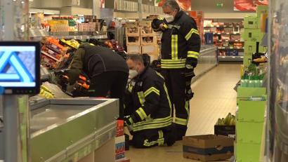 Bild: Nord-West-Media /dpa
Einsatzkräfte der Polizei, Feuerwehr und ein Spinnenexperte suchen in Obst- und Gemüseregalen nach der Spinne.