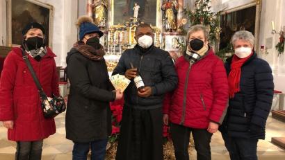 Bild: exb
Pfarrvikar Emmanuel Obgu (Mitte) nahm von den Frauenbund-Mitgliedern Gudrun Dirnberger (von rechts), Resi Schwendner, Monika Bösl und Lisa Bauer eine Spende entgegen.