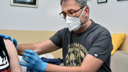 Bild: Stephan Huber
Frauenarzt Dr. Tobias Riedl ist ein erklärter Impfbefürworter. In seiner Praxis am Roßmarkt pikst er nicht nur seine üblichen Patientinnen, sondern auch Auswärtige und Männer jeden Alters. Und das teilweise bis spät abends.