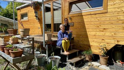 Bild: Eichl
Barbara Ann Kett (links) und Julia Richthammer vor Ketts Tiny House. Beide sind neben anderen Geschäftsführerinnen der neu gegründeten Tiny House Village GmbH.
