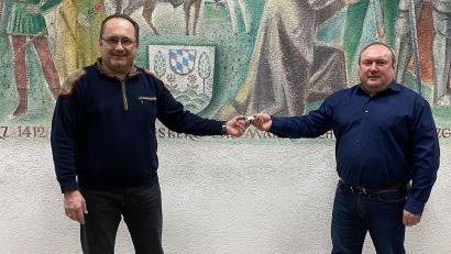 Bild: Josef Glas
Ein USB-Stick mit 130 Luftbildern überreicht von Anton Brand (rechts) an Ersten Bürgermeister Ludwig Gürtler.
