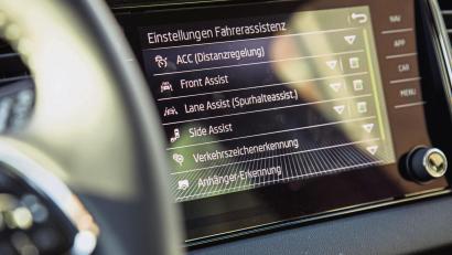 Symbolbild:  Christin Klose/dpa
Mehr Helferlein an Bord: Neue Pkw-Typen müssen ab Juli verpflichtend mit zusätzlichen Assistenzsystemen ausgestattet werden.