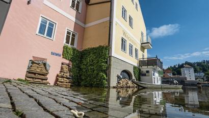 Symbolbild:  Armin Weigel/dpa
Wer dafür noch Zeit hat: Sandsäcke schützen das Haus länger vor Überschwemmungen.
