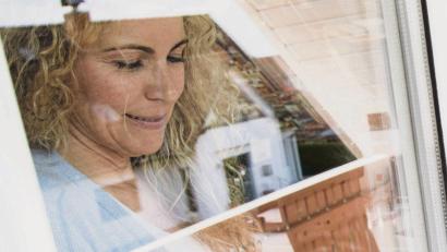 Symbolbild: Christin Klose/dpa
Gut gelüftet: Stimmt die Mischung aus Temperatur und Luftfeuchtigkeit in einem Raum, bildet sich auch kein Kondenswasser am Fenster.