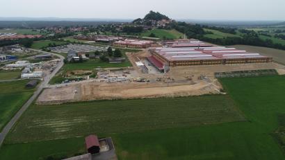 Bild: bey
Zum Geltungsbereich des Bebauungsplans "Gewerbegebiet Nord II" gehört das Grundstück oberhalb des landwirtschaftlichen Gebäudes am unteren Bildrand, einschließlich des lange als Baulager genutzten Grundstücks (Bildmitte) bis zur Mitte des kürzlich fertig gestellten Werks 2.