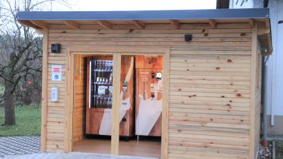 Bild: Stefanie Hofrichter/exb
In diesem Häuschen ist die neue Milchtankstelle in Freihöls untergebracht.