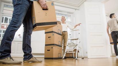 Bild: Christin Klose/dpa
Damit der Umzug entspannt abläuft, sollte man rechtzeitig entscheiden: Was kommt mit und was kann weg?