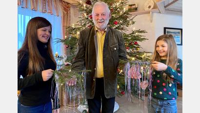 Bild: gis
Altbürgermeister Günter Pöllmann erklärt seinen interessierten Enkelinnen Emma (links) und Lene (rechts) den alten Brauch des Peitschens.