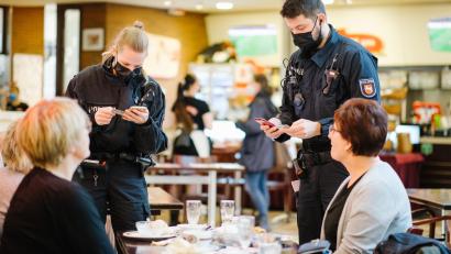 Symbolbild: Ole Spata/dpa
Polizisten bei einer Corona-Kontrolle mit dem Ordnungsamt.