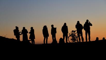 Symbolbild: Tobias Hase/dpa
Der Zensus 2022 soll unter anderem bei der Bevölkerungszahl Licht ins Dunkle bringen. Durch die stichprobenartige Haushaltsbefragung sollen Fehler in den Melderegistern verbessert werden.