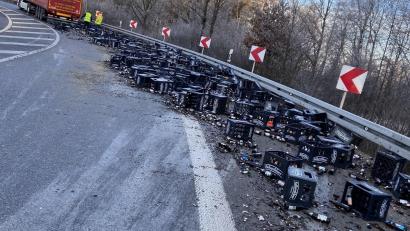 Bild: Autobahnpolizei Schwandorf/exb
Ein Meer aus Bier und Scherben bot sich am Mittwoch auf der A93.
