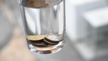 Symbolbild: Gabi Schönberger
Wasser ist viel Geld wert. Anfang dieses Jahres stiegen die Wasserpreise im Weidener Stadtgebiet deutlich. Wie geht es weiter?